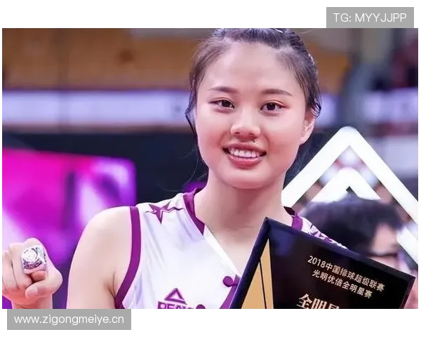龚翔宇训练时像邻家女孩,下了场去买包像要上红毯,这反差我跟不上了